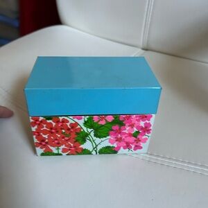 4/$100 vintage 1970 Floral Decorative Box with Blue Lid 🌸